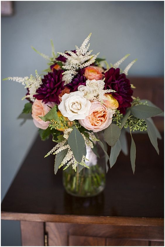 Bouquet burdeos, blanco y rubor con un toque de naranja.