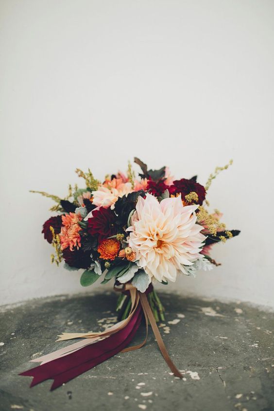 dahlia ' s. Tinten van blush en wijn met kleine stukjes geel en oranje.